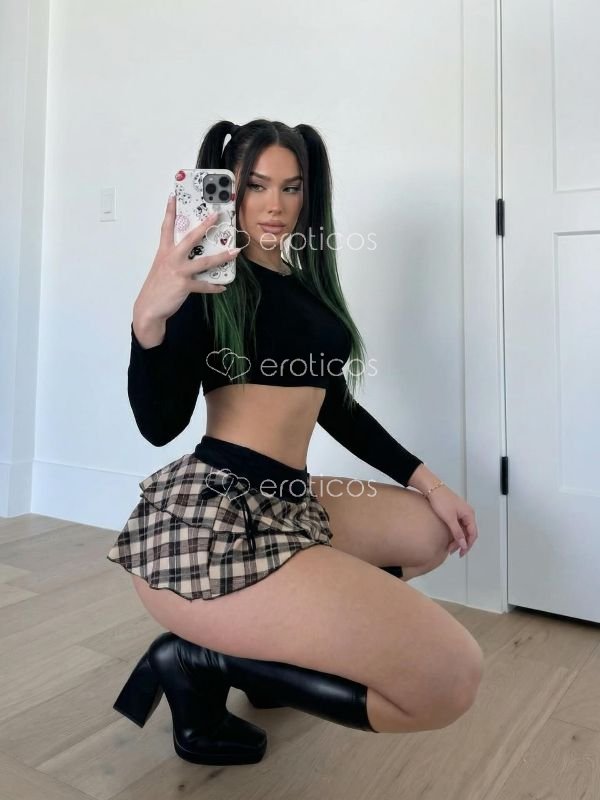 Foto 4 de 8 de Sexy voluptuosa y muy arrecha universitaria que ha llegado para complacerte